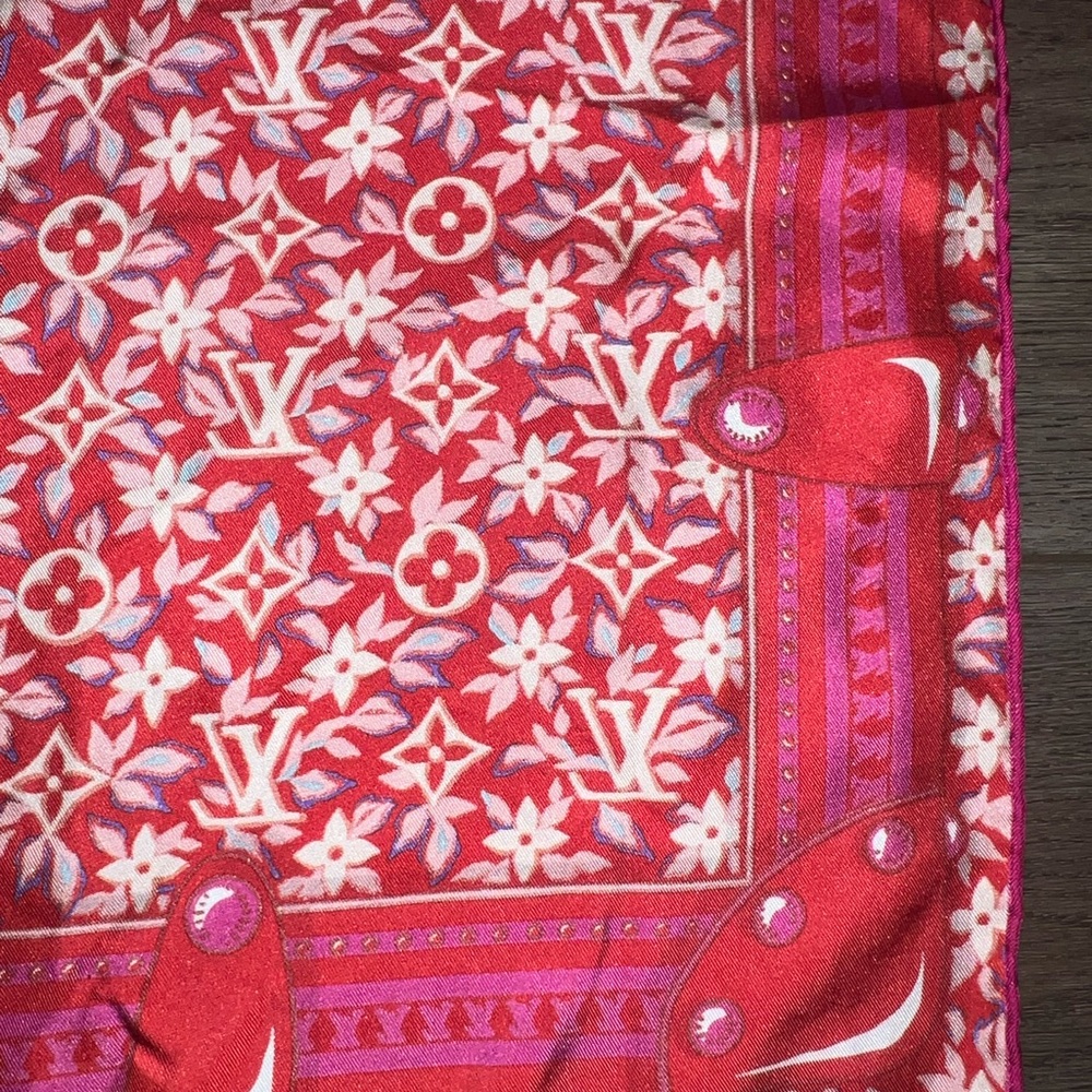Louis Vuitton beautiful silk scarf - Picture 5 of 5